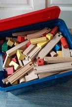 Houtenblokken en treinspoor., Ophalen