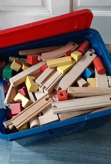 Houtenblokken en treinspoor. beschikbaar voor biedingen