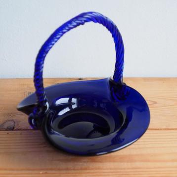 Blauw glazen mandje brocante beschikbaar voor biedingen