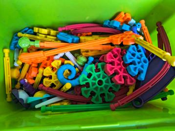 Bak met kid knex. 100+ stuks.  beschikbaar voor biedingen