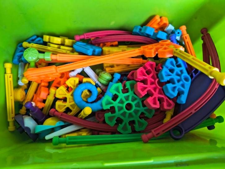 Bak met kid knex. 100+ stuks., Kinderen en Baby's, Speelgoed | Bouwstenen, Zo goed als nieuw, K'nex, Ophalen of Verzenden