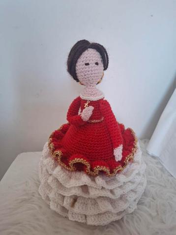 Gehaakte Pop met Rode Jurk beschikbaar voor biedingen