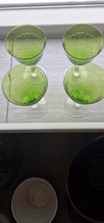 4 groene antieke glaasjes, Verzamelen, Glas en Borrelglaasjes, Ophalen of Verzenden, Zo goed als nieuw, Borrel- of Shotglas