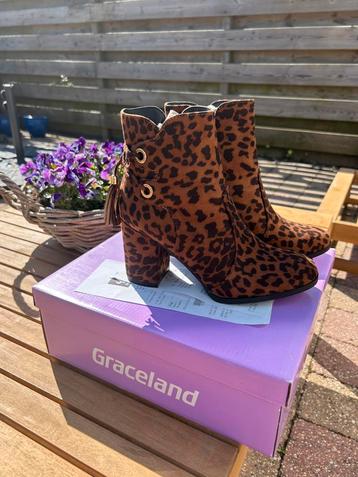 Nieuwe enkellaarsjes suede met panterprint beschikbaar voor biedingen