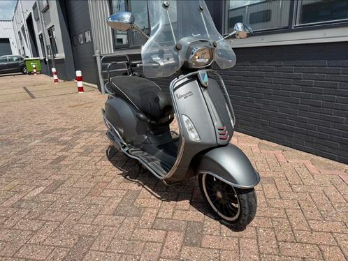 Vespa sprint mat grijs 4 takt Blauw kenteken 2015, Fietsen en Brommers, Snorfietsen en Snorscooters, Gebruikt, Vespa, Benzine
