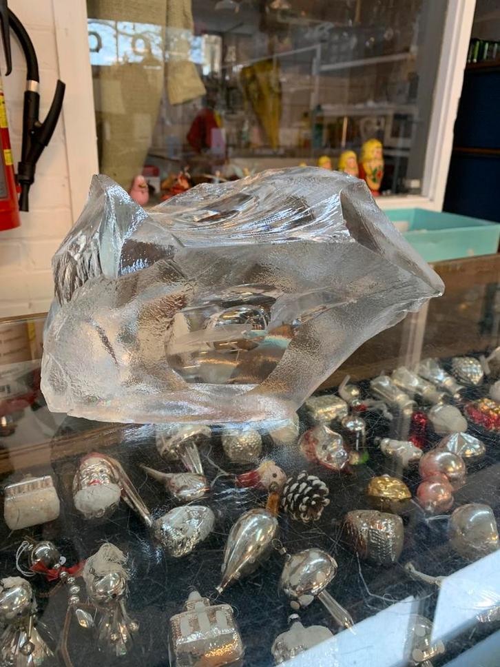 Vintage ijsrots presse-papier met gegraveerde sprinkhaan, Antiek en Kunst, Antiek | Glas en Kristal, Ophalen of Verzenden