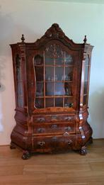 Wortelnoten vitrinekast € 225, Ophalen