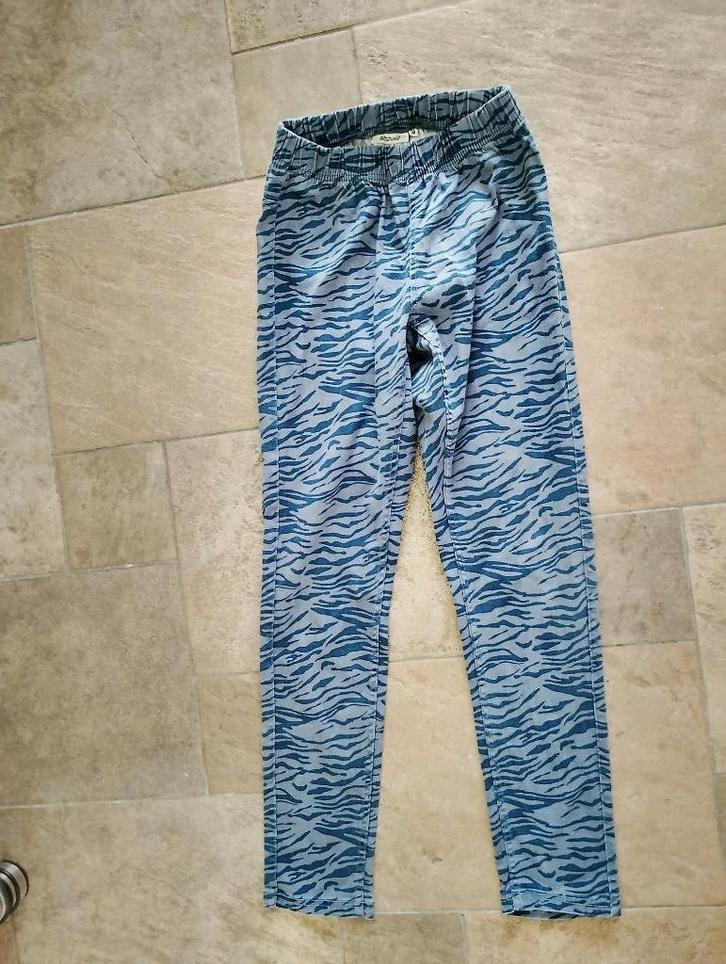 Een Hele Leuke Bewerkte Spijkerbroek Met Elastiek Maat 38, Kleding | Dames, Spijkerbroeken en Jeans, Zo goed als nieuw, W30 - W32 (confectie 38/40)