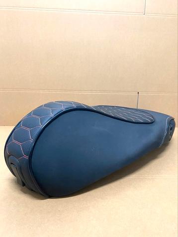 Vespa sprint zadel met rs patroon & roze draad kleur beschikbaar voor biedingen