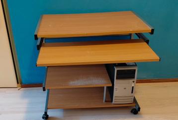 Haco computerbureau met uitschuifbaarblad beschikbaar voor biedingen
