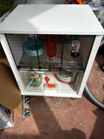 Mooie hamsterkooi met toebehoren beschikbaar voor biedingen
