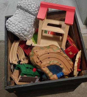grote bak met houten treinsporen ed beschikbaar voor biedingen