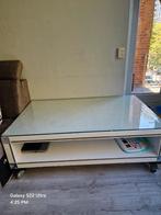 Glazen salontafel met wieltjes, Huis en Inrichting, Tafels | Salontafels, Ophalen, Gebruikt, 100 tot 150 cm, 50 tot 100 cm