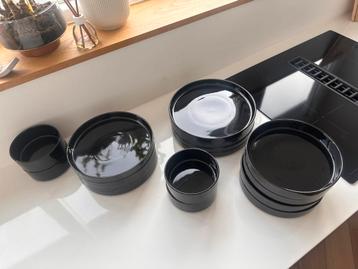 Zwart servies set – borden & schaaltjes (16-delig) beschikbaar voor biedingen