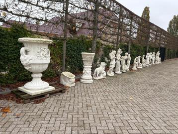 Collectie fonteinen en tuinbeelden. beschikbaar voor biedingen