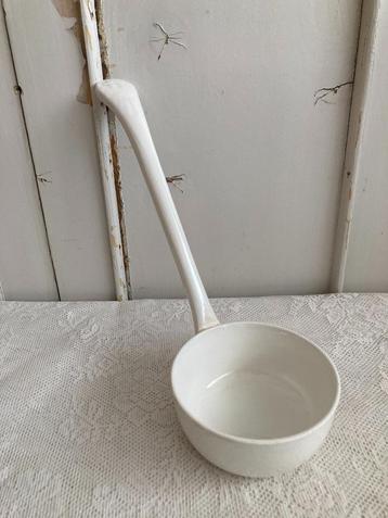 Brocante witte aardewerk soeplepel   beschikbaar voor biedingen