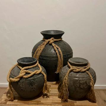 Set van 3 decoratieve kruiken beschikbaar voor biedingen