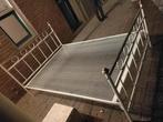 Mooi wit metalen bed, Ophalen