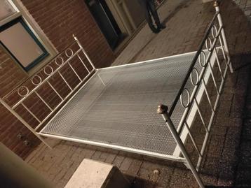 Mooi wit metalen bed beschikbaar voor biedingen