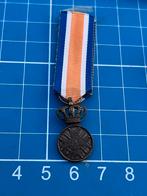 Miniatuur eremedaille oranje nassau met zwaarden 12 mm, Nederland, Ophalen of Verzenden, Landmacht, Lintje, Medaille of Wings