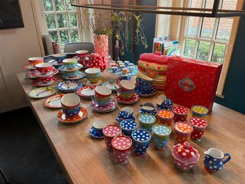 Oilily servies 87-delig uniek met veel donkerblauw en roze beschikbaar voor biedingen