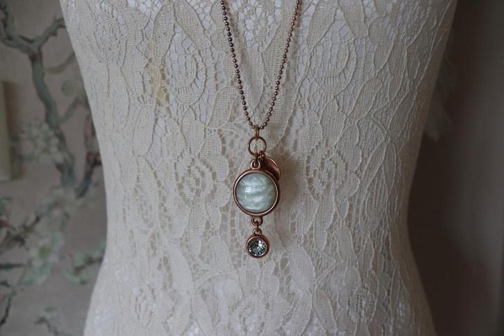 Lange ketting met een blauwe steen, Sieraden, Tassen en Uiterlijk, Kettingen, Nieuw, Overige materialen, Blauw, Ophalen of Verzenden