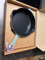 Nieuwe Staub Skillet 22 cm Eucalyptus in de doos geleverd, Huis en Inrichting, Keuken | Potten en Pannen, Gietijzer, Nieuw, Ophalen of Verzenden