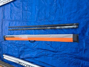 Diverse masten, wetsuits en vest beschikbaar voor biedingen