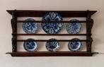Antiek houten rek met 6 Delfts blauwe borden, Antiek en Kunst, Antiek | Wandborden en Tegels, Ophalen
