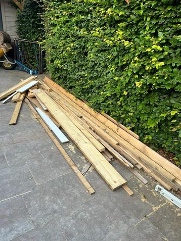 Balken en hout beschikbaar voor biedingen
