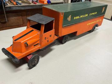 Grote houten vrachtwagen beschikbaar voor biedingen