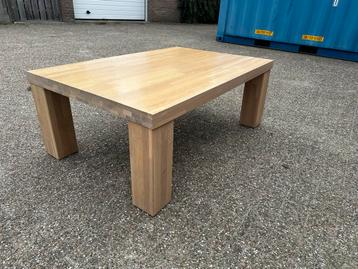 Mooie houten salontafel beschikbaar voor biedingen