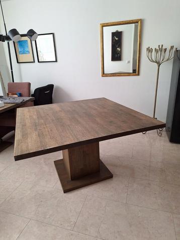 Vierkante eettafel op vierkante poot beschikbaar voor biedingen