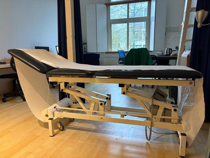 Deense Linak electrische behandel/massage tafel, Sport en Fitness, Massageproducten, Zo goed als nieuw, Massagetafel, Ophalen