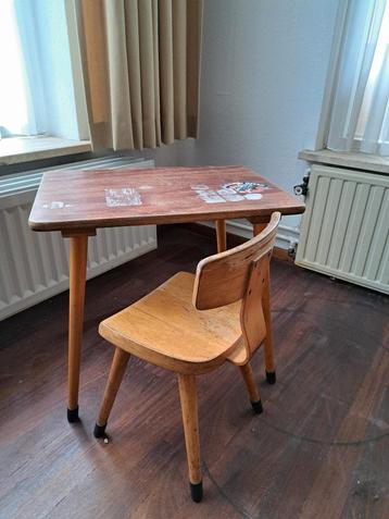 Schooltafeltje met stoel beschikbaar voor biedingen