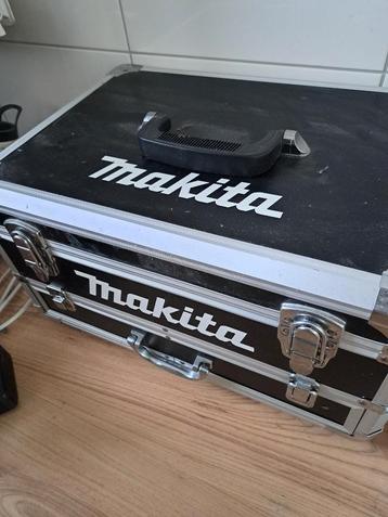 Goede Makitta accuboormachine met 2 accu's.  beschikbaar voor biedingen
