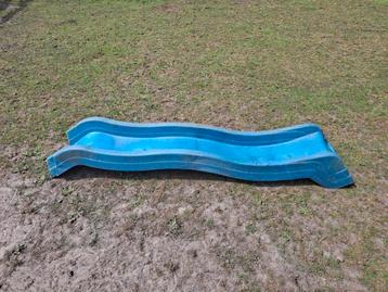 Blauwe glijbaan beschikbaar voor biedingen