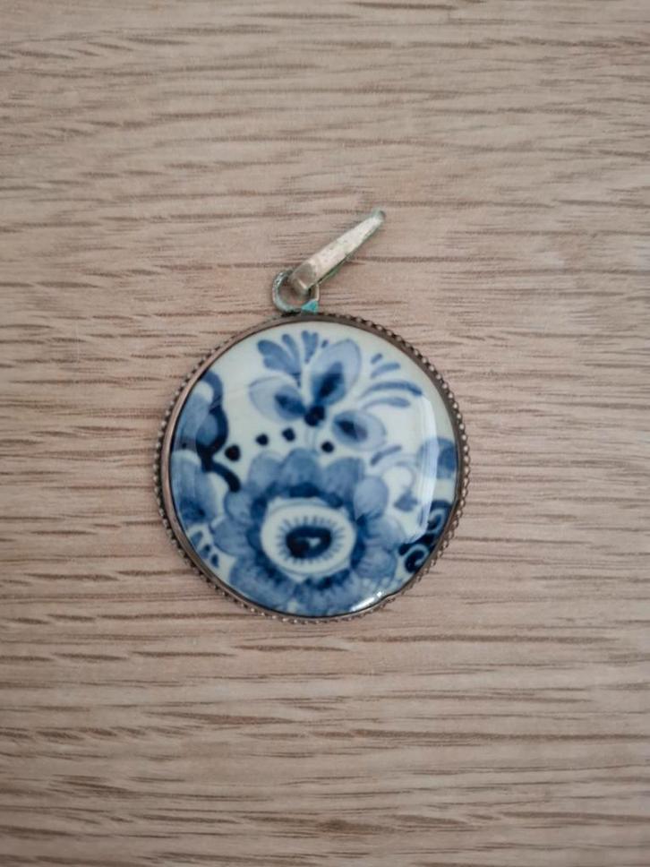 Prachtig rond medaillon met bloemen Delfts blauw, Sieraden, Tassen en Uiterlijk, Antieke sieraden, Hanger, Ophalen of Verzenden