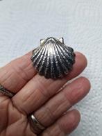 Vintage sjaalklem schelp vorm merk Sasa, Sieraden, Tassen en Uiterlijk, Broches, Ophalen of Verzenden, Zo goed als nieuw, Zilver