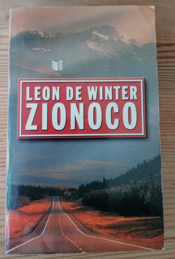 Leon de Winter - Zionoco (1995)., Boeken, Romans, Gelezen, Nederland, Ophalen of Verzenden