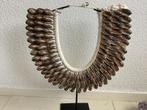 Mooie schelpen ketting op standaard voet schelpenketting, Huis en Inrichting, Ophalen of Verzenden