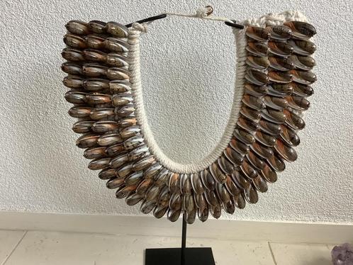 Mooie schelpen ketting op standaard voet schelpenketting, Huis en Inrichting, Woonaccessoires | Kransen, Ophalen of Verzenden