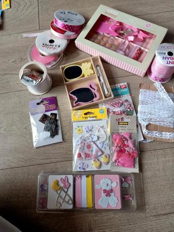 Hobby en scrap spullen roze en wit, veel baby, lint ea beschikbaar voor biedingen