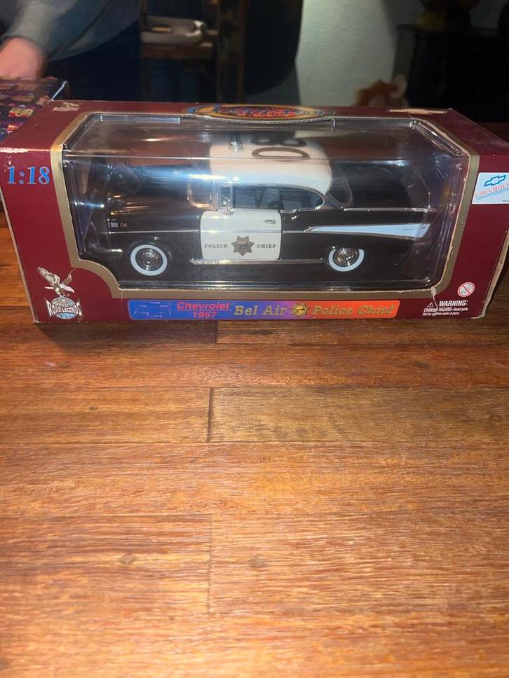 Yat Ming 1957 Chevy Bel Air Politiechef 1:18, Hobby en Vrije tijd, Modelauto's | 1:18, Zo goed als nieuw, Auto, Overige merken