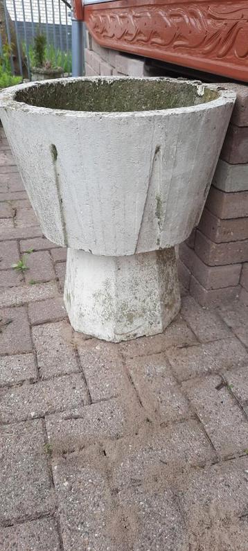 Stoere industriële delige stenen plantenzuil.   beschikbaar voor biedingen
