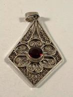 Zilveren filigraine hanger met rode steen, Ophalen of Verzenden, Zilver, Hanger