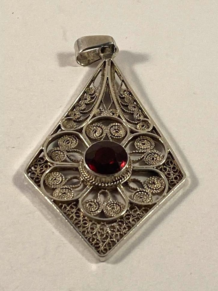 Zilveren filigraine hanger met rode steen, Sieraden, Tassen en Uiterlijk, Antieke sieraden, Hanger, Zilver, Ophalen of Verzenden