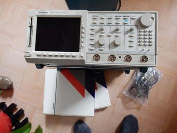 Tektronic oscilloscoop TDS544A met boeken en probes 