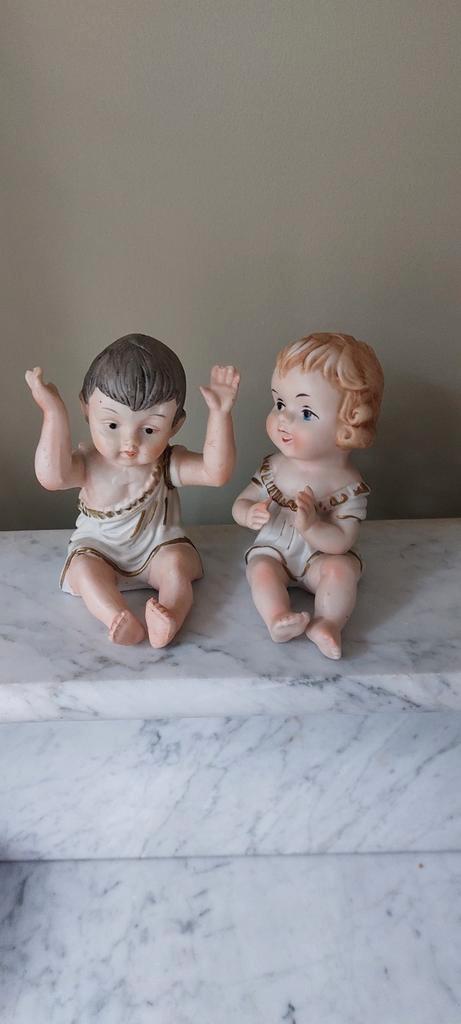 Bisque porselein piano baby beeldjes jongen en meisje, Verzamelen, Beelden en Beeldjes, Zo goed als nieuw, Mens, Ophalen of Verzenden