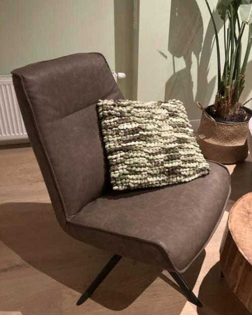2 nieuwe bruine draaifauteuils op metalen zwarte kruispoot., Huis en Inrichting, Fauteuils, Nieuw, Minder dan 50 cm, Ophalen
